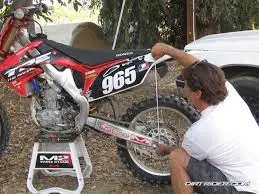 Adjust sag of dirt bike suspension